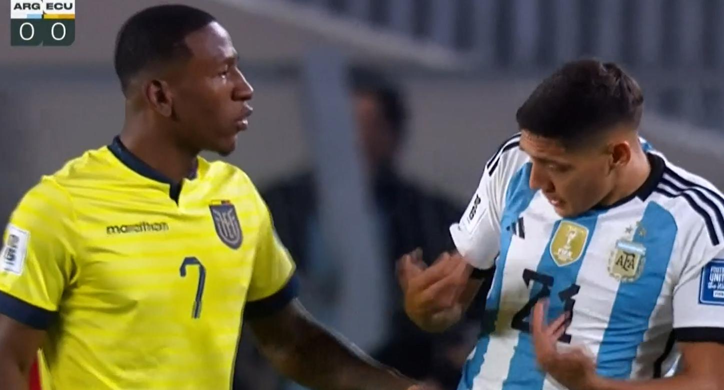 鏖战！阿根廷队半场0-0，梅西多次被放倒，不满判罚当面申诉(5)
