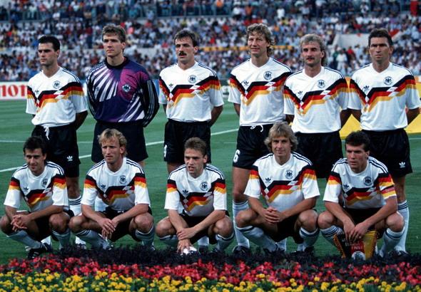 这才是战车！90年世界杯无坚不摧的德国队，你能认出多少人来？