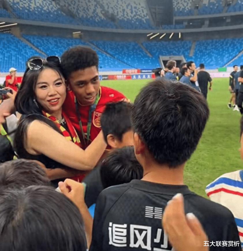 进步了！中国队4-2脚踩日本队夺冠 黑人混血妈妈：为中国足球奋斗(2)
