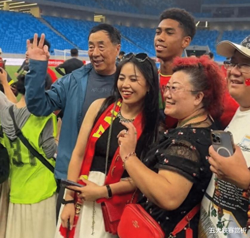 进步了！中国队4-2脚踩日本队夺冠 黑人混血妈妈：为中国足球奋斗(3)
