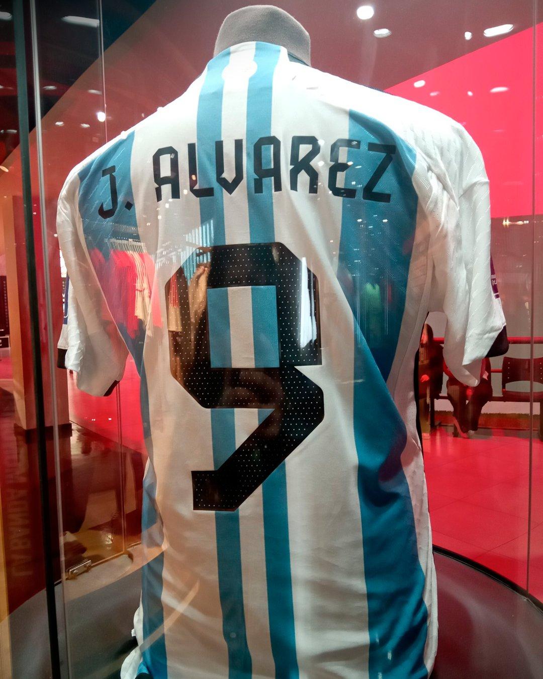 心系母队！阿尔瓦雷斯将世界杯对荷兰的球衣赠送给河床博物馆(1)