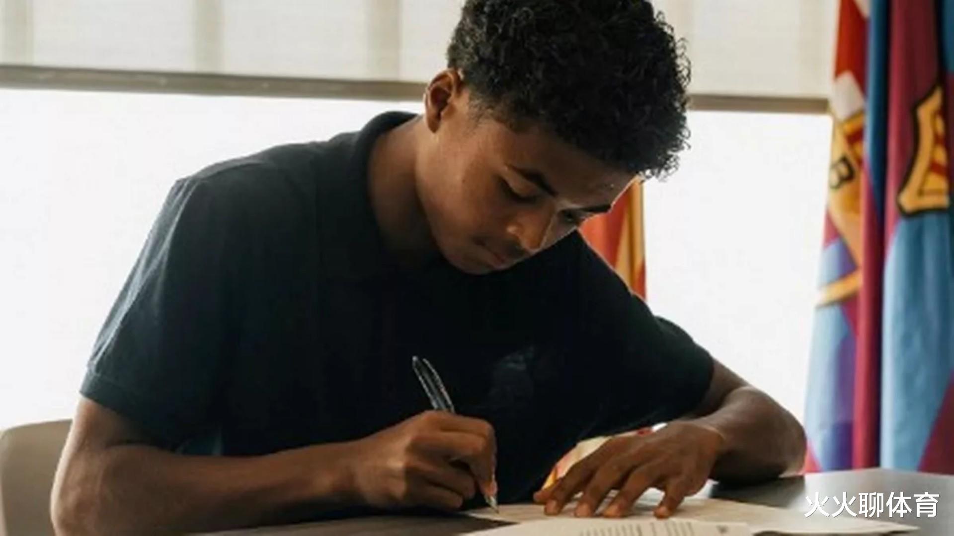 巴萨与俱乐部传奇16岁的儿子签下第一份职业合同