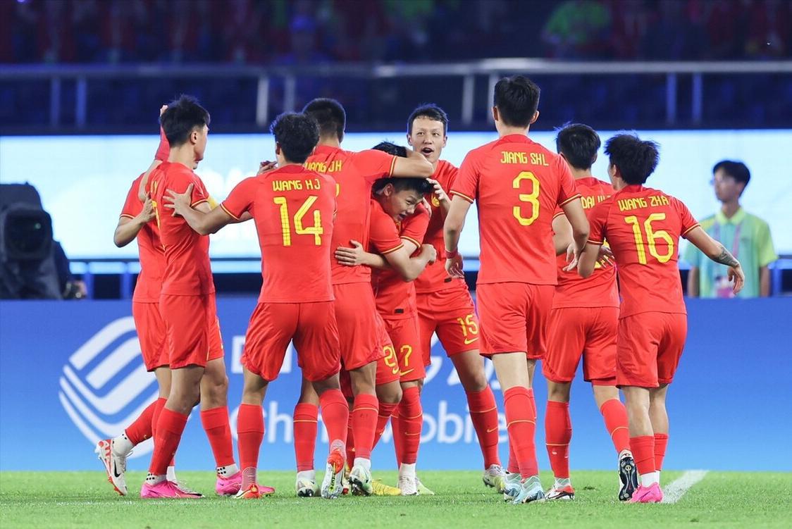 中国男足狂飙20年首次8强，21岁天才3分钟1-0致胜，亚洲第6倒下(3)