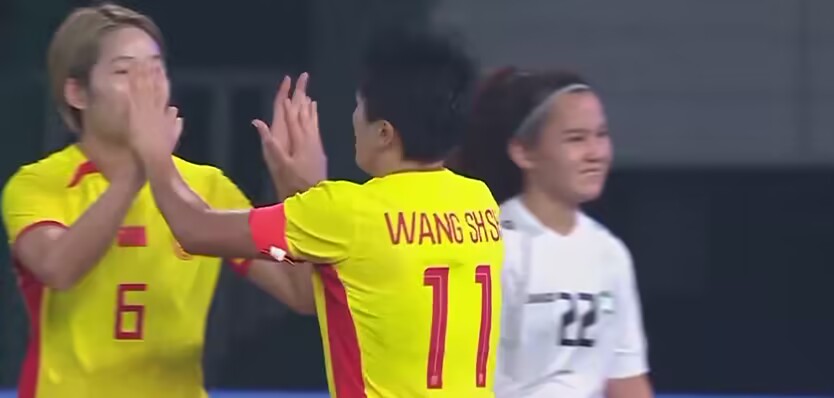 中国女足2-0领先乌兹别克斯坦！欧懿垚禁区内抢断，王珊珊双响