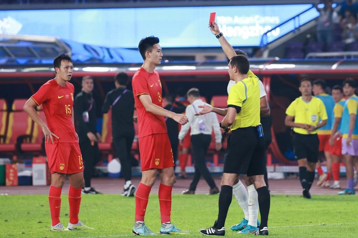中国男足2核心退赛大爆发，25岁队长+1米9铁卫双倒下，献礼亚洲第4