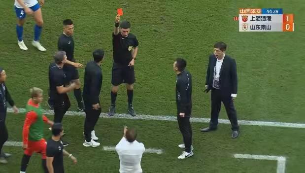 4分钟3红，上港2球员+教练被罚，鲁能或逆转，谁注意武磊表情(2)