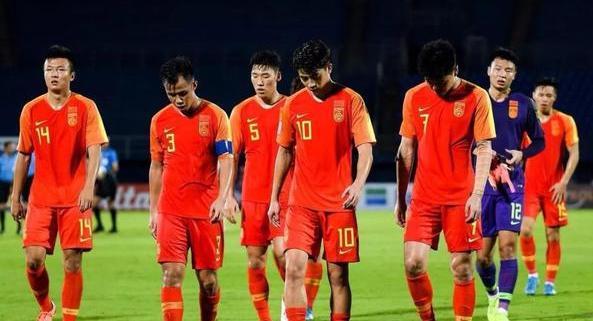 中国男足2-1泰国！输不起？泰国球迷因不满朝中国球迷扔东西？(6)