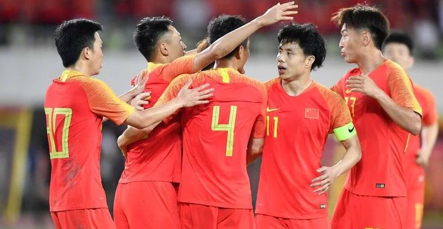 中国男足2-1泰国！输不起？泰国球迷因不满朝中国球迷扔东西？(7)