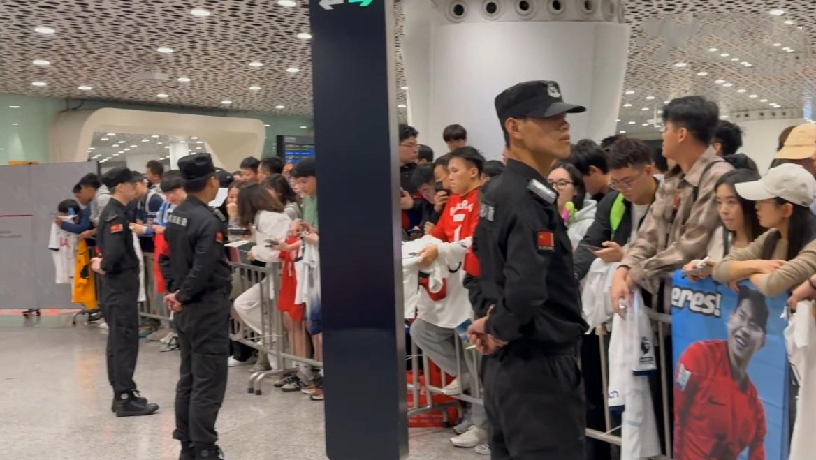尴尬！中国球迷签名要求惨遭韩国球员集体谢绝，网友：热脸贴冷腚