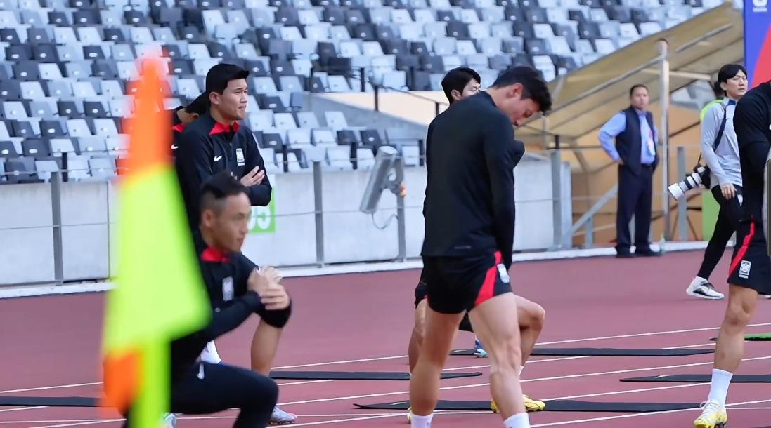尴尬！中国球迷签名要求惨遭韩国球员集体谢绝，网友：热脸贴冷腚(4)