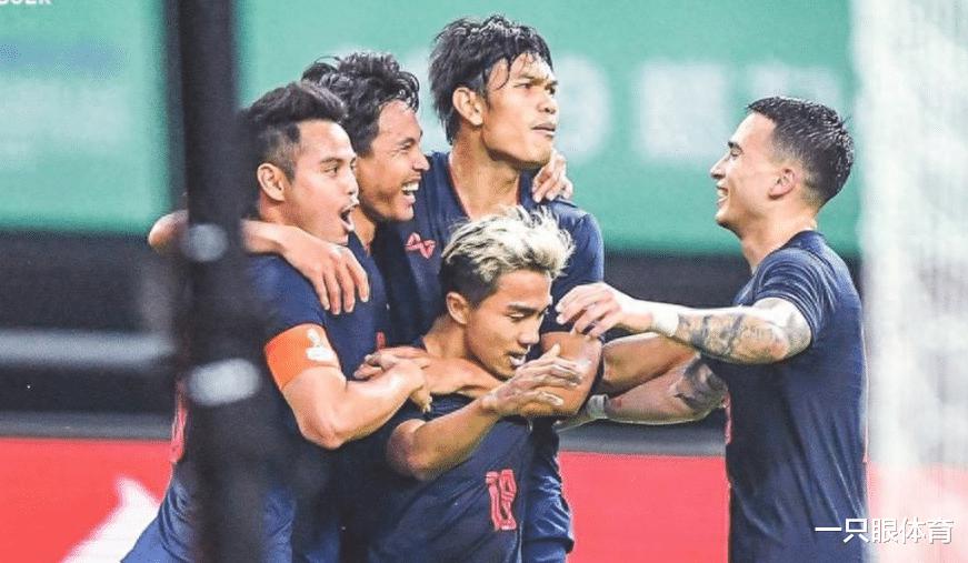 3-1！0-3！泰国击败新加坡，排名反超国足居第2，争夺出线权(1)