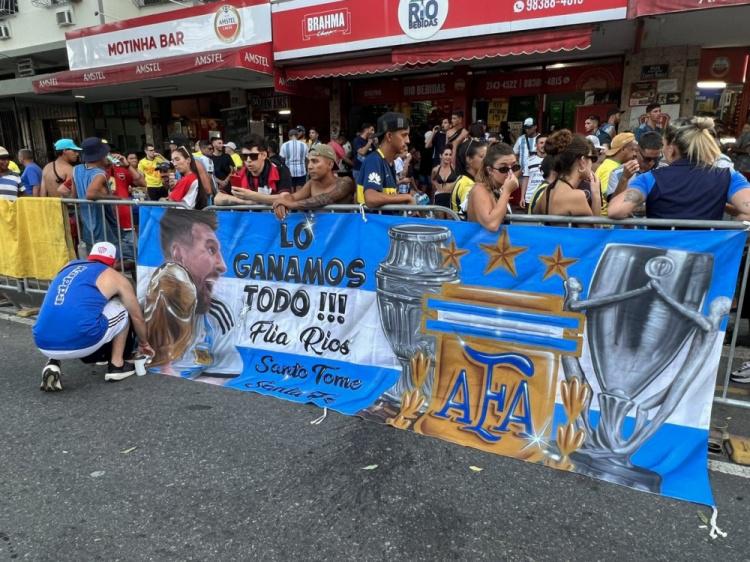 阿根廷球迷在马拉卡纳球场外挂出横幅：我们赢得了一切(1)