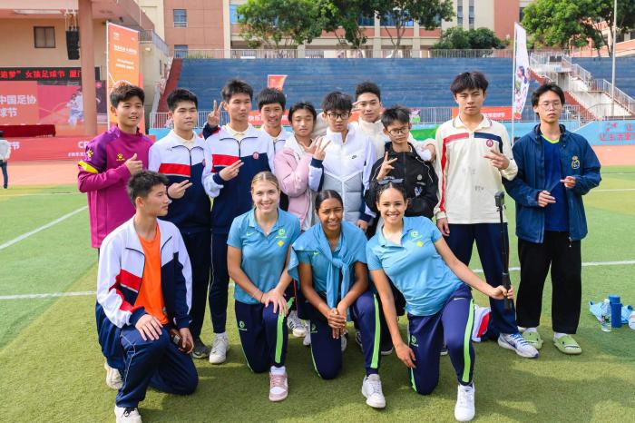 中澳U20女足走进厦门校园 澳大利亚球员盼了解中国文化