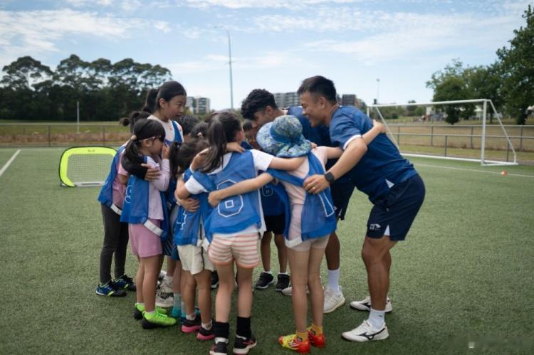 周通在新西兰当地指导孩子踢球：看到更多的孩子走入球场是幸福的(1)