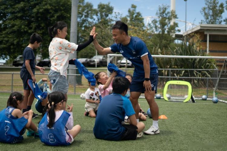 周通在新西兰当地指导孩子踢球：看到更多的孩子走入球场是幸福的(2)