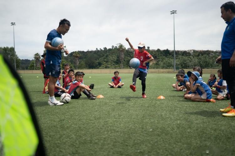 周通在新西兰当地指导孩子踢球：看到更多的孩子走入球场是幸福的(3)