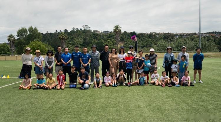 周通在新西兰当地指导孩子踢球：看到更多的孩子走入球场是幸福的(4)