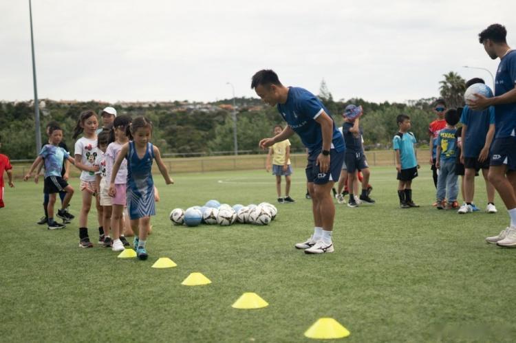 周通在新西兰当地指导孩子踢球：看到更多的孩子走入球场是幸福的(5)