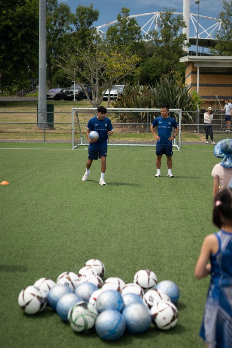 周通在新西兰当地指导孩子踢球：看到更多的孩子走入球场是幸福的(6)