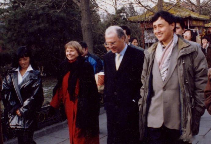 张路晒照悼念贝肯鲍尔：1996年我陪他们夫妇游览雍和宫