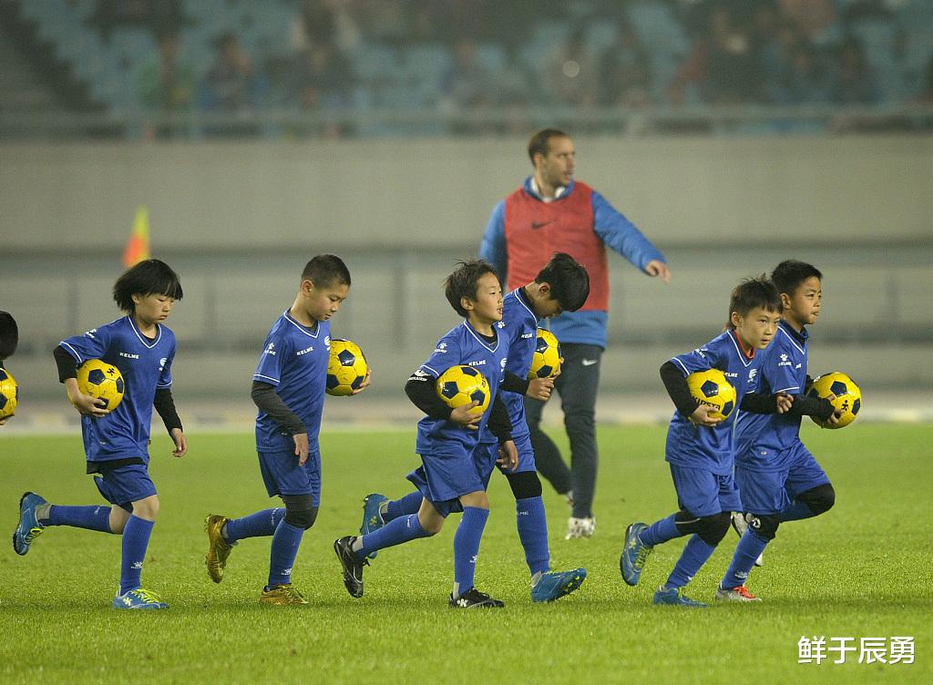 中国足球青训的问题根源是什么？是缺好的教练还是缺好的苗子？