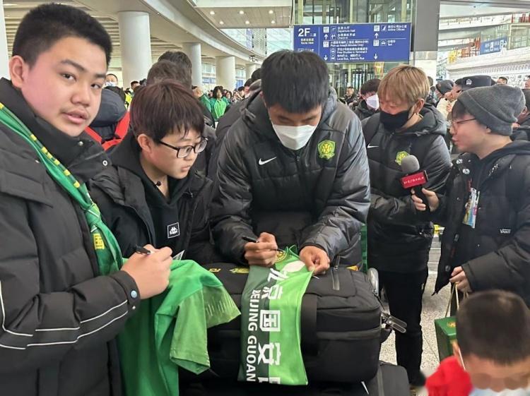 北青：国安球员今日抵达北京，将于13日在广州集结冲刺备战新赛季(1)