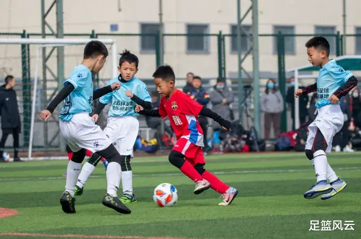 在现有国情条件下，该怎样尽力发展中国足球的水平？