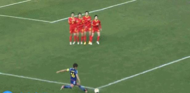 [即时]日本任意球破门 中国0比2