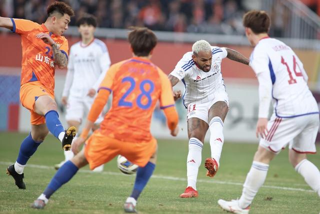 山东鲁能泰山1-2惜败横滨水手，球迷的回应让人后背发凉(4)