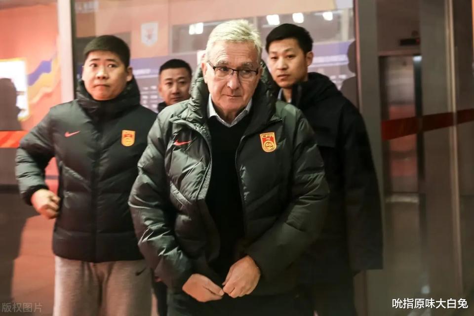 徐新引来质疑，35岁的国足老队长被淘汰，伊万科维奇懂中国足球吗(4)