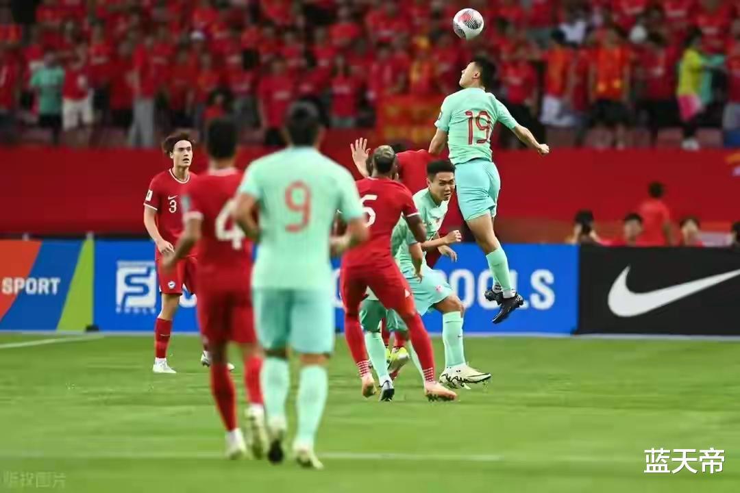 国足2: 2新加坡，球员评分: 两人出色，中场及格，后防线集体拉跨(4)