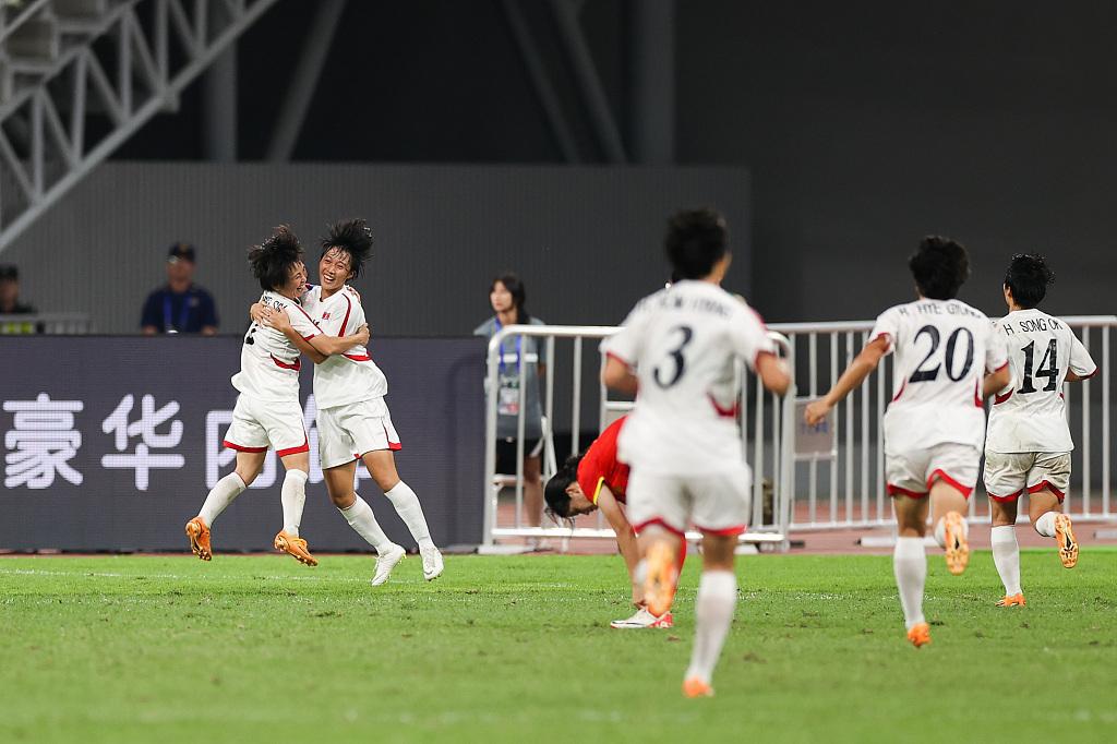 中国女足与朝鲜女足的激情对决，最终以1-2告负