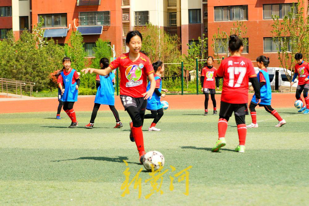 勇敢去追！2024年“亚足联女足日”女孩足球节活动在槐荫区举办(3)