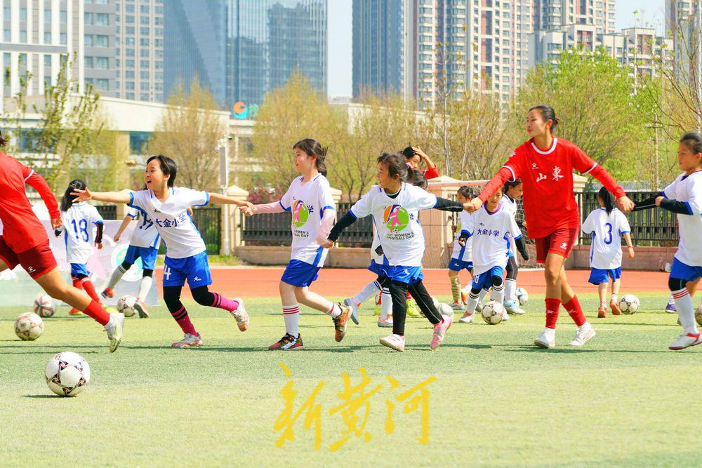 勇敢去追！2024年“亚足联女足日”女孩足球节活动在槐荫区举办(9)
