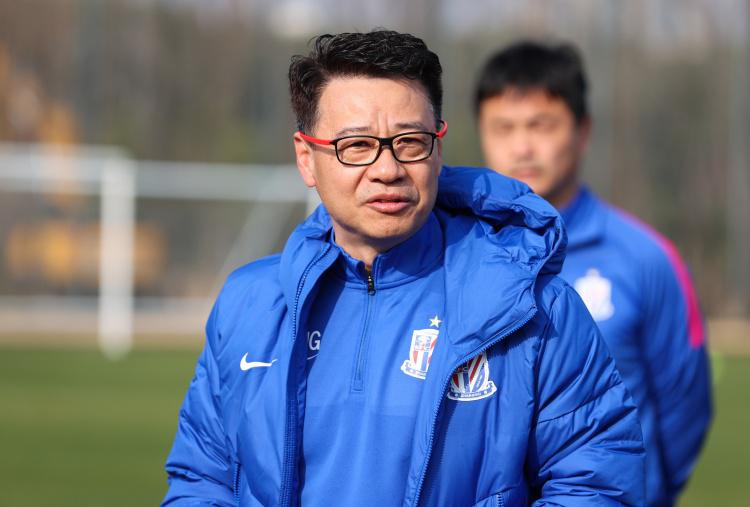 记者暗讽吴金贵：81岁徐根宝还带队出征，谁才是真正的足球人？