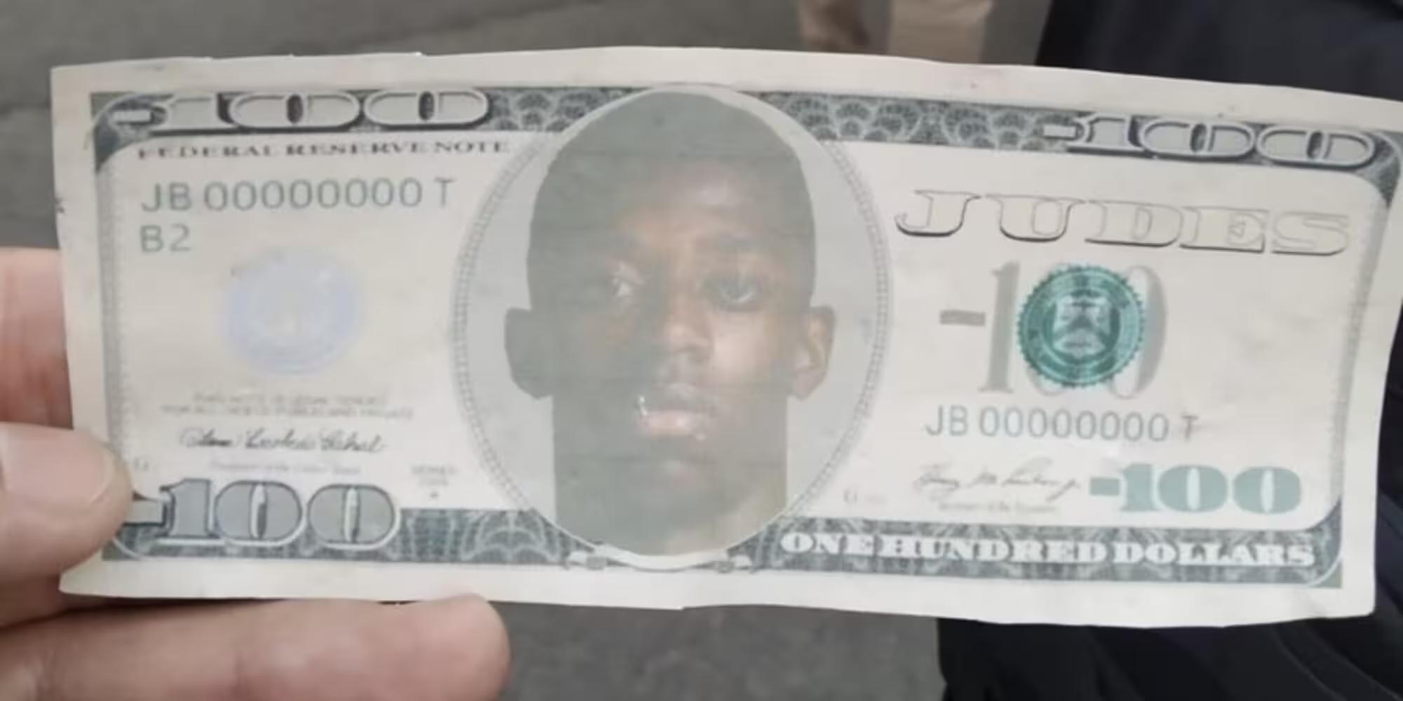 巴萨球迷印制登贝莱头像的假钞：配文“犹大”+面额负100元(1)