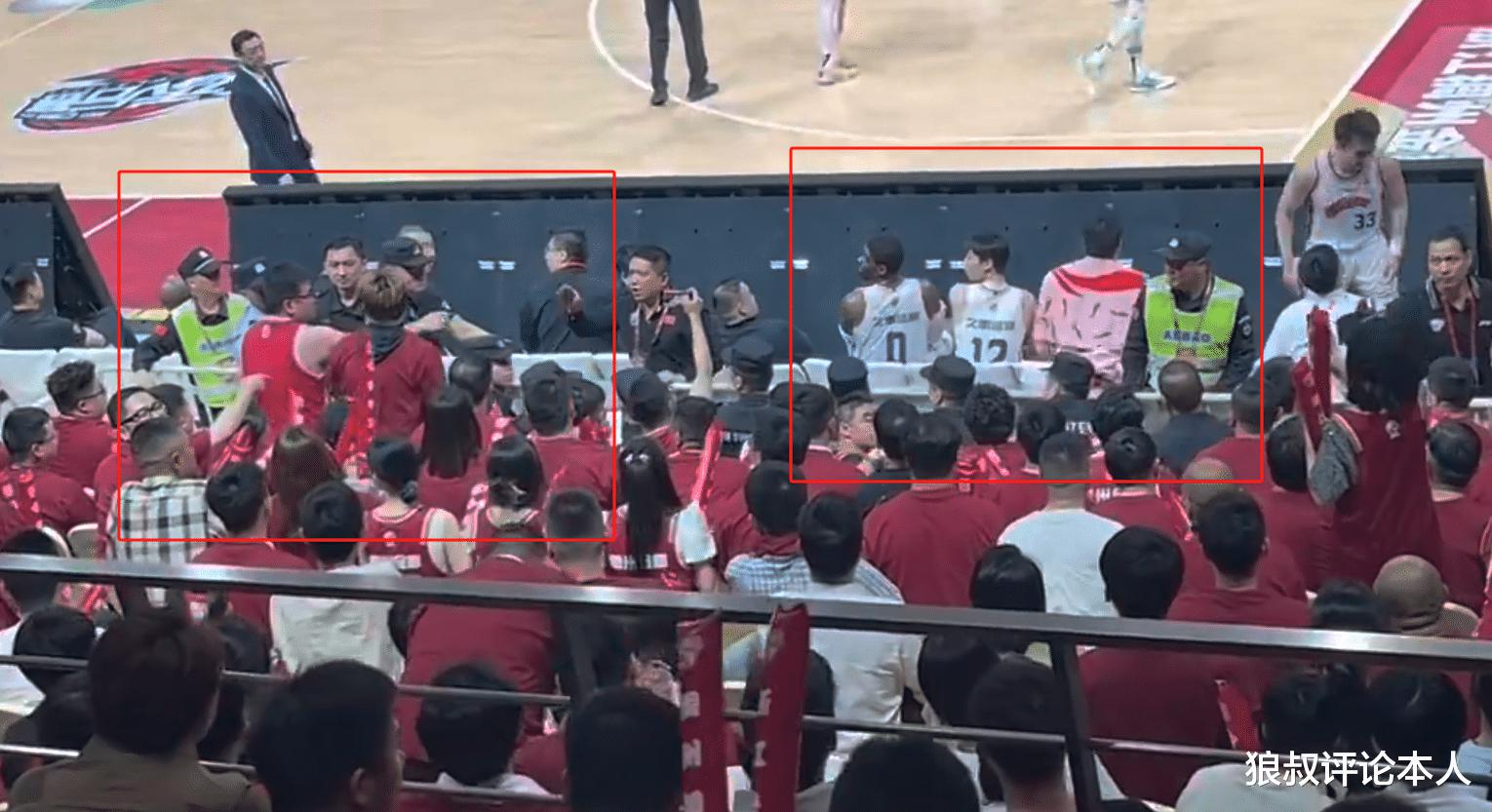 过分！大量浙江球迷怒骂上海替补席 多个安保人员也无法控制局面(2)