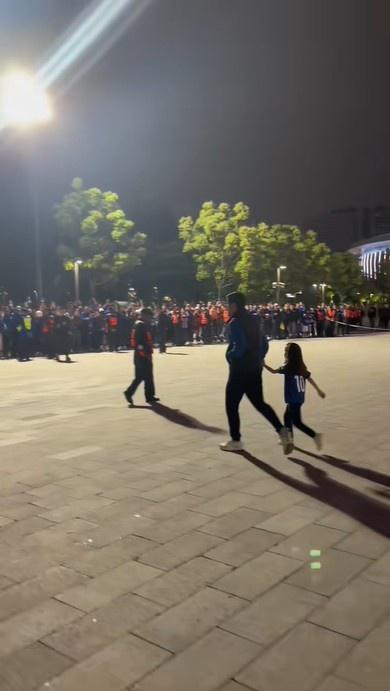 主场4比0战胜浙江赛后，特谢拉带女儿前往球迷区为申花球迷签名(2)