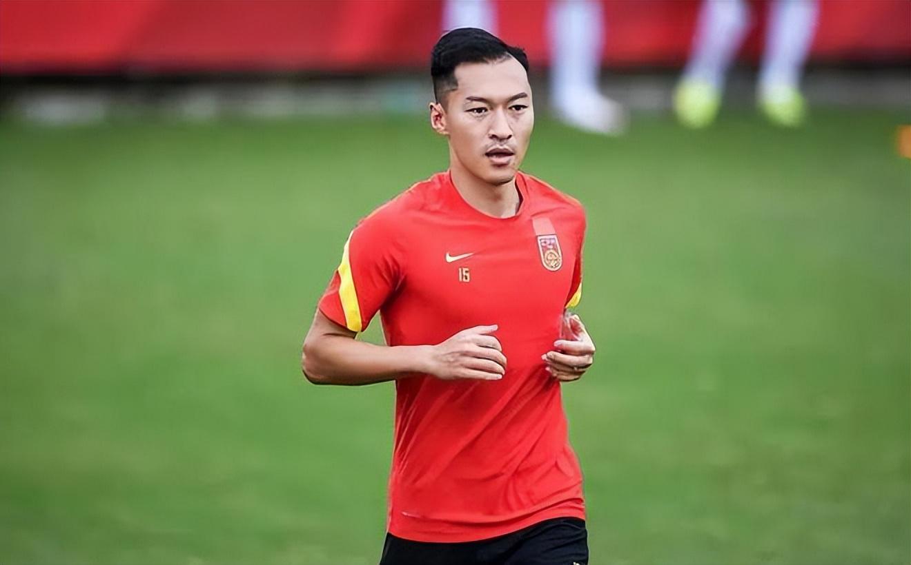 前国足队长吴曦 在申花右后卫的位置 踢出德国球星拉姆感觉(4)