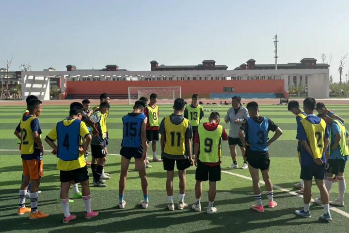 浙江教练助力新疆阿克苏足球发展 绿茵场牵起两地友谊(1)