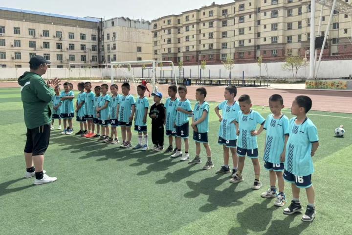 浙江教练助力新疆阿克苏足球发展 绿茵场牵起两地友谊(2)